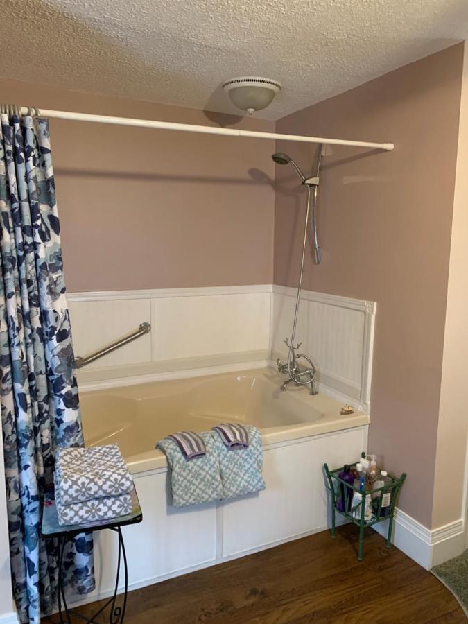 ليكوود Emerald Necklace Inn Bed And Breakfast المظهر الخارجي الصورة
