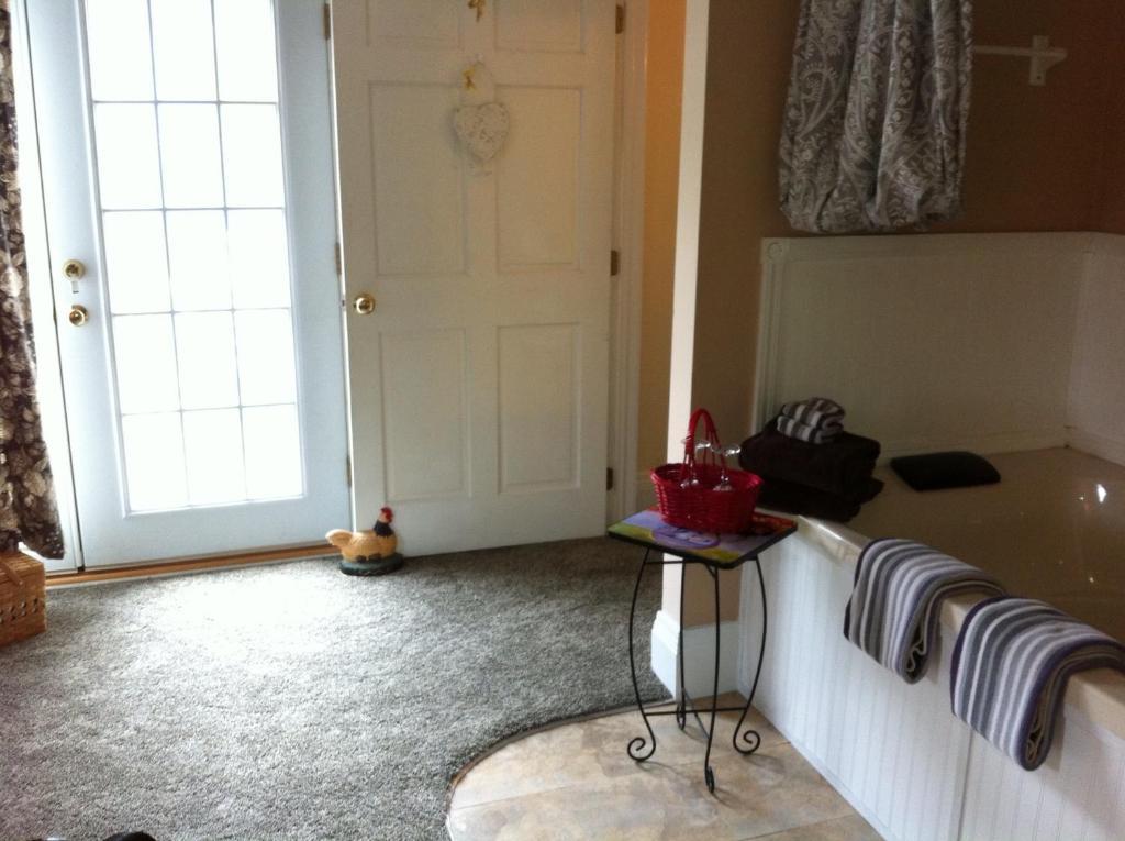 ليكوود Emerald Necklace Inn Bed And Breakfast الغرفة الصورة