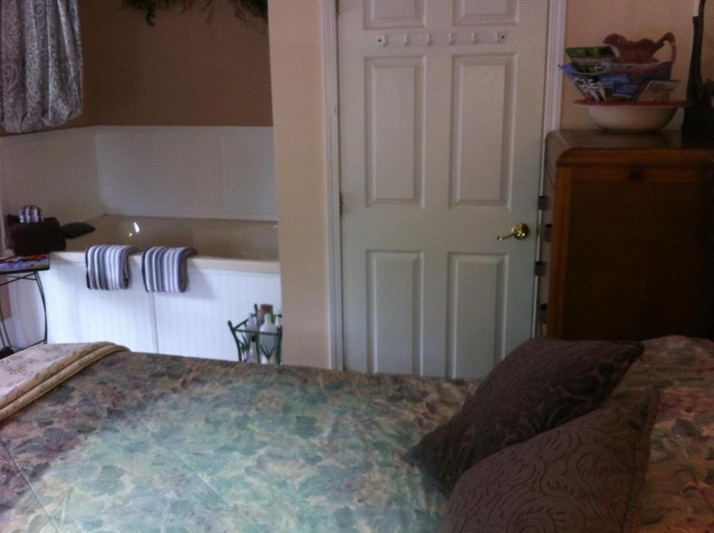ليكوود Emerald Necklace Inn Bed And Breakfast الغرفة الصورة