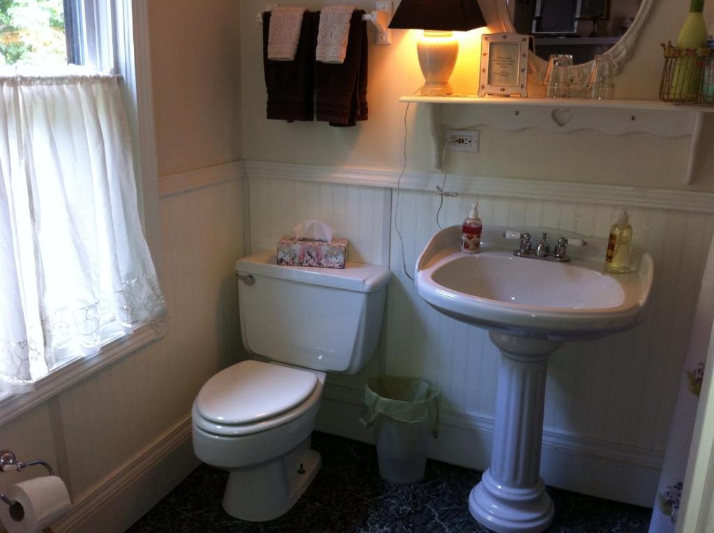 ليكوود Emerald Necklace Inn Bed And Breakfast الغرفة الصورة
