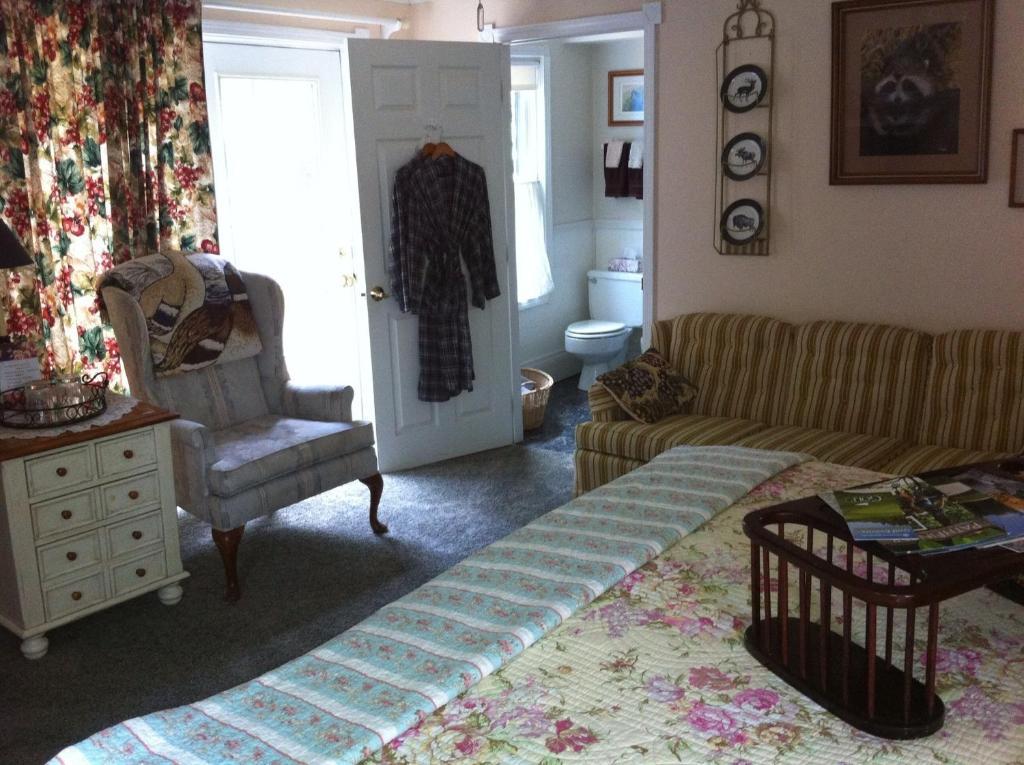ليكوود Emerald Necklace Inn Bed And Breakfast الغرفة الصورة